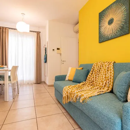 Well Equipped With Pool And Solarium ביביונה
