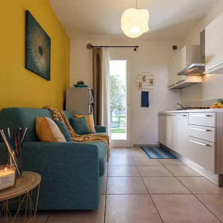 Well Equipped With Pool And Solarium Apartman